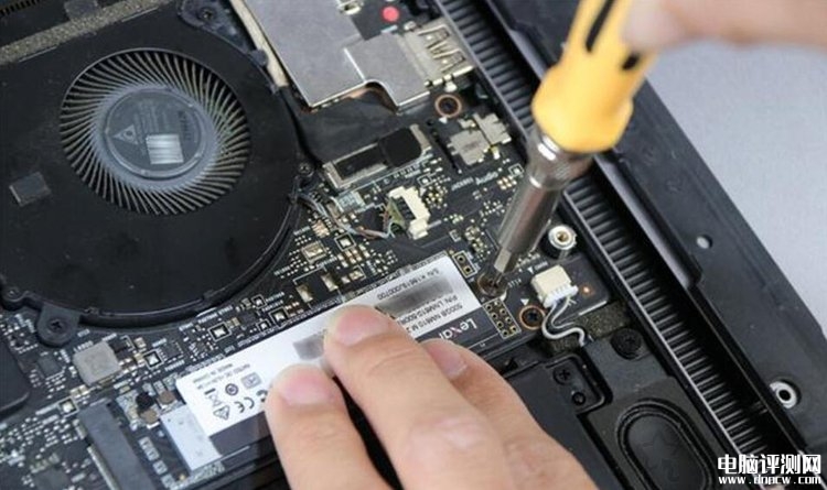 電腦裝機教程：如何在電腦主板上安裝M.2 SSD固態硬盤 M.2固態硬盤SSD安裝圖文教程，權威硬件評測網站,www.cdhysqd.com