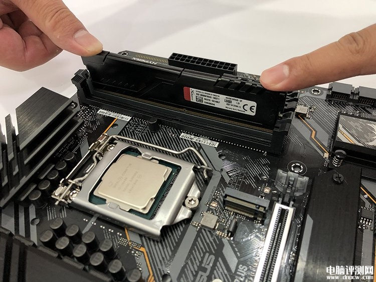 電腦裝機教程：臺式機內存安裝圖解教程 雙通道內存條安裝方法，權威硬件評測網站,www.cdhysqd.com