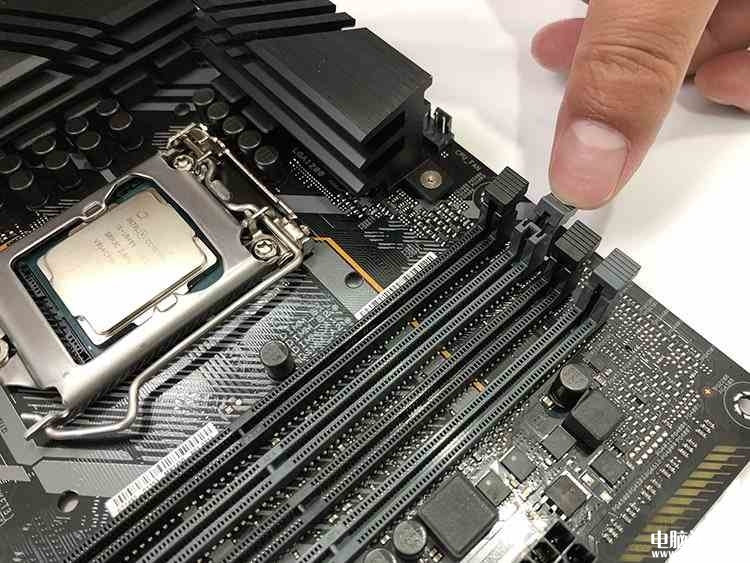電腦裝機教程：臺式機內存安裝圖解教程 雙通道內存條安裝方法，權威硬件評測網站,www.cdhysqd.com