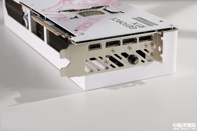 七彩虹iGame GeForce RTX 5080 Ultra W OC 16GB顯卡開賣 街頭涂鴉主題售價9999元，權威硬件評測網(wǎng)站,www.cdhysqd.com