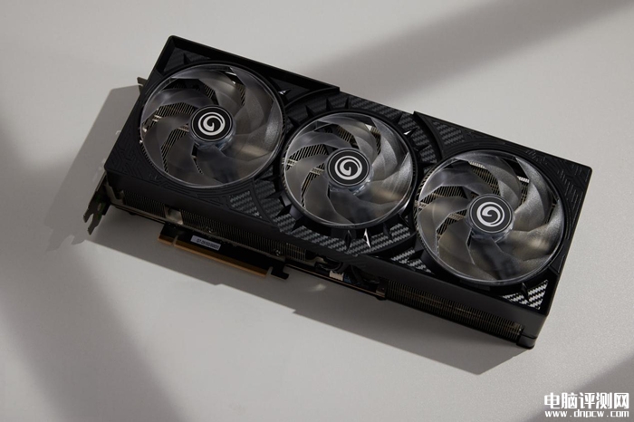 影馳GEFORCE RTX 5090 D大將顯卡上市預約 旭日黑鎧設計售價16499元，權威硬件評測網站,www.cdhysqd.com